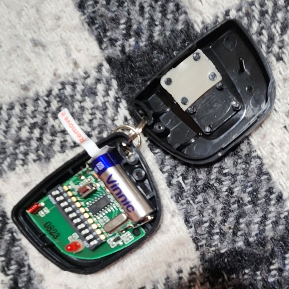 FOB 300 MHz 10 Dip Switch Remote for Garage or Gate - Picture 2 of 4